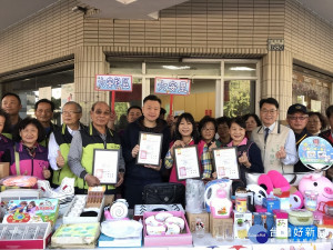 家扶中心今致贈感謝狀給捐贈單位。