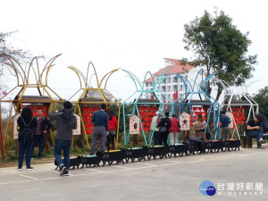 許多民眾一起響應寫旺做愛心活動，為自己也為他人祈福。