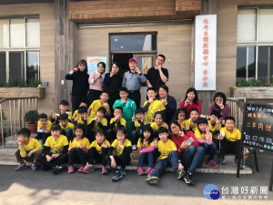 北斗螺青國小學童到秀和苑日照中心孝親表演，阿公阿嬤笑開懷 。