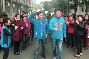 國民黨前副主席郝龍斌(左)在20日晚間宣布將參選國民黨黨主席，並提出「黨的改造必須與民意脈動完全契合」、「黨的改造必須具體落實世代交替」、「黨的改造必須有符合國際局勢及國內民意的全新路線」等3個必須。（圖／郝龍斌Facbook）