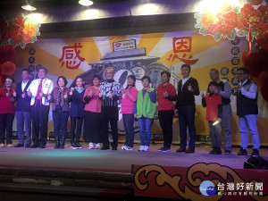 寶島時代村創辦人江欽良與受邀公益團體代表。（記者扶小萍攝）