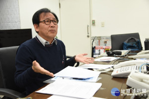 南投環保局長方信雄質疑中火燃氣機組環評通過無疑變相擴廠。（縣府提供）