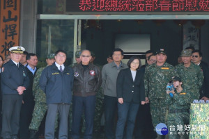蔡英文總統至陸軍南測中心慰勞國軍。