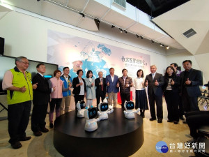 故宮國寶遊彰化，民眾可透過科技，近距離親賭故宮文物。圖／記者鄧富珍攝