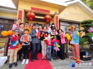 彰化「縣長媽媽」和受監護孩子圍爐發過年壓歲錢。圖／記者鄧富珍攝

