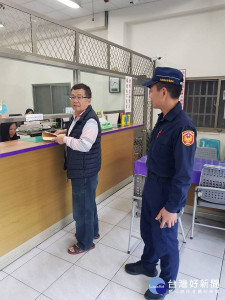 警方提供護鈔服務。