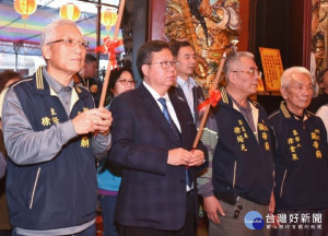 市長和與會來賓前往桃園關帝廟參香祈福

