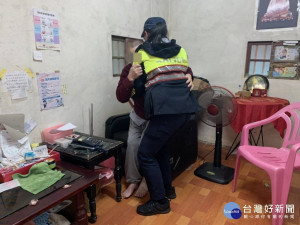 獨居楊姓婦人不慎在家跌倒不起，永安派出所在接獲報案後，立即前往婦人家中協助。

