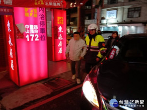 7旬老翁拜廟迷途，幸得神明加持過福袋平安返家。