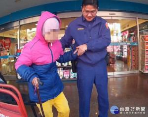 八旬失智老婦外出迷途，中壢警方調監視器助其返家。