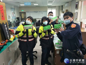 防堵武漢肺炎，大園居善醫院贈員警口罩。