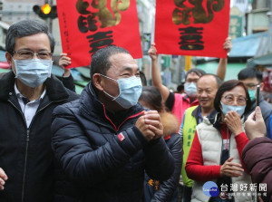 市長侯友宜29日前往蘆洲湧蓮寺及保和宮參拜，祈求國泰民安、風調雨順，現場發送福袋向市民拜年