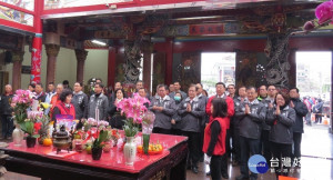 桃園市長鄭文燦前往楊梅區奉天宮、錫福宮、頭重溪三元宮、啟明宮參香，並發送新春福袋給市民朋友。
