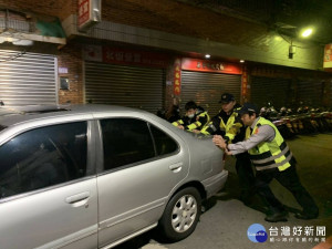陳姓女子駕駛車輛突然熄火，八德分局員警攜帶電霸至現場協助，成功將故障車輛重新發動。

