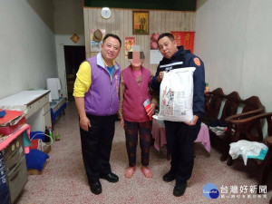 大園警分局潮音派出所在春節期間持續照顧弱勢族群，偕同里長前往關懷並贈送物資。

