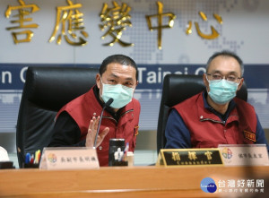 侯友宜30日主持第七次應變會議，再度要求各局處落實防疫工作，絕不可掉以輕心，隨後分別到幼兒園、板橋區公所及板橋車站視察防疫整備狀況