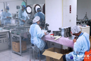 開工生產口罩。 