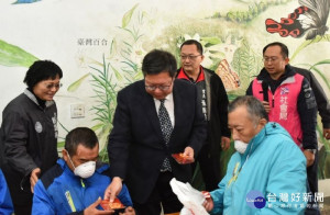鄭市長現場發放福袋

