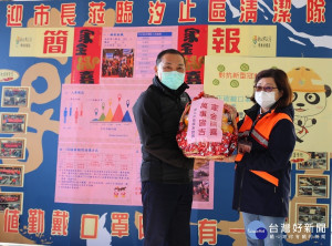 侯友宜市長30日專程前往汐止區清潔隊慰勞，並致贈春節期間停止休假加班清運垃圾、維護環境整潔清潔隊員們象徵吉利的橘子及福袋
