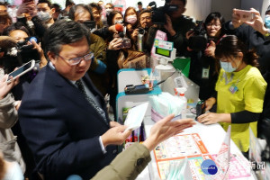 桃園市長鄭文燦前往屈臣氏縣府門市店視察口罩供應情形，排隊刷卡買了三片口罩。