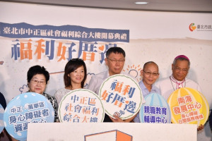 外界傳言北市府社會局長陳雪慧（中左1）是被議員施壓喬人事逼走的，對此，台北市長柯文哲（中）面對媒體詢問時，支吾一陣後僅回應「本府目前不予證實」。（圖／台北市府秘書處媒體事務組）