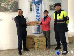 楊梅派出所寒冬送暖，發送民生物資給國際兒童村弱勢孩童。