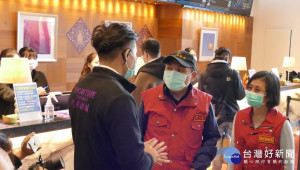侯友宜市長2月1日至板橋秀泰影城與星聚點KTV關心娛樂業者防疫情形，呼籲業者落實環境清消與員工健康監測