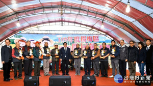 鄭市長和與會貴賓及傑出農友合影

