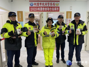 平鎮警分局分局長李建民自掏腰包購買雞排，給執勤人員補充體力，讓他們倍感窩心。