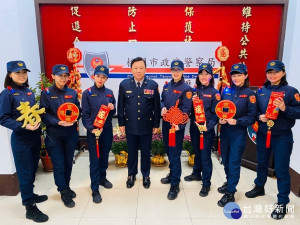 中壢警分局特別成立「壢警女警服務隊」，於現場協助安全維護。