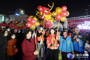 溪湖千人提燈籠遊街鬧元宵，巨大氣球龍遊街超吸睛。

