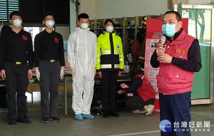 市長侯友宜2日到消防局第二大隊裕民專責防疫分隊，視察『疑似武漢肺炎病患』運送防疫措施、後送流程及防護衣等裝備穿脫及消毒演練