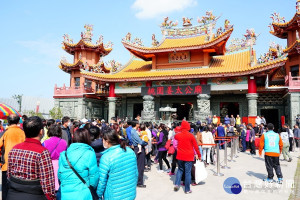 園市長鄭文燦到八德姜太公廟發福袋，吸引眾多民眾排隊領取分享好福氣。取分享好福氣。
