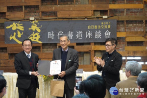 文化局副局長頒贈感謝狀予谷川雅夫。