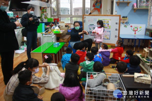 平和幼兒園老師指導正確洗手。（記者扶小萍攝）