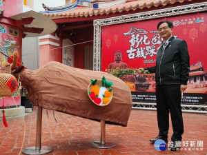 「彰化300 古城新生」彰化市長林世賢主持打春牛暨關帝廟主燈安座儀式，他持柳條打春牛，象徵立春之際，打醒春牛，一起努力拚市政。圖／記者鄧富珍攝