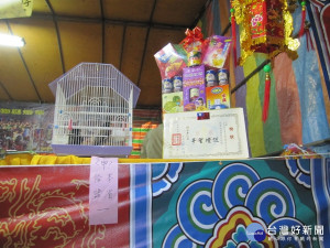 學甲謎社元宵夜懷古燈謎晚會，猜中者贈送「謎壇聖手」獎狀和傳統食品禮盒，成為學甲謎社的特色。
