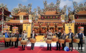 馬鳴山鎮安宮「五年千歲遶境吃飯擔文化節」8日登場，縣長張麗善、鎮安宮主委章金樹等邀請全國民眾蒞臨吃飯擔，祈福保平安。（記者陳昭宗拍攝）