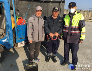 釣客車輛故障受困偏遠漁港，北港警方獲報馳援，熱忱的服務態度，獲民眾肯定與讚賞。