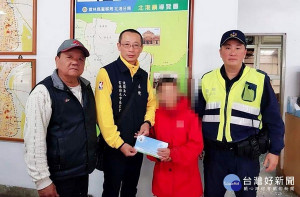 北港警方協助通報雲林夜市慈愛會募集安葬費用，還送上民生物資予以慰問，讓轄內弱勢往生民眾得以圓滿後事。
