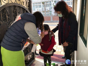 縣府教育處長陳逸玲親自到私立幼兒園及課照中心關心防疫現況．圖／彰化縣政府教育處提供