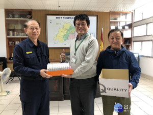 生達化學製藥有限公司經理盧仲元捐贈酒精隨身瓶由分局長李名昌代表接受。