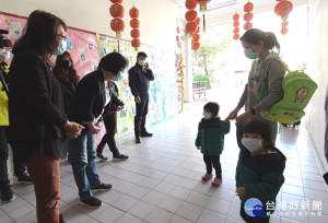 縣長王惠美至鹿港幼兒園防疫視察，關心孩童。