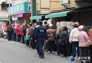 民眾排隊買口罩。
