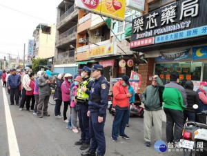 口罩販售實名制上路，北港警方定時定點加強巡邏，協助引導排隊人潮和疏導交通，為防疫盡一份心力。