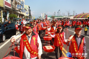 受天宮挑米糕桃進廟由副縣長陳正昇許主委等領頭。（記者扶小萍攝）