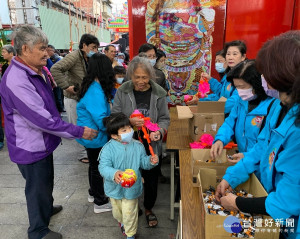 佳里金唐殿發送小燈籠2000 份。