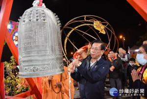 縣長林明溱為大眾祈福。（縣府提供）