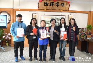 二林工商陳怡津勇奪4金打破3項紀錄，縣長頒發表揚狀及獎金，與會還有二林工商劉玲慧校長、教育處陳逸玲處長、教練黃少麒等人。 

