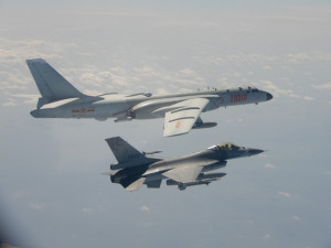 9日才傳出中共派出殲11、空警500、轟6等型機近台進行遠海長航訓練。時隔不到24小時，國防部10日下午證實，中共再派多架軍機近台遠海長航訓練。國防部亦證實，在這次共軍行動中，共軍軍機有短暫的踰越海峽中線舉動，但強調國軍運用聯合情監偵系統，全程掌握監控與應處，確保國家安全與維護區域和平穩定，請國人放心。（圖／國防部）